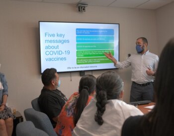 Photo of a Health Confianza small-group lecture