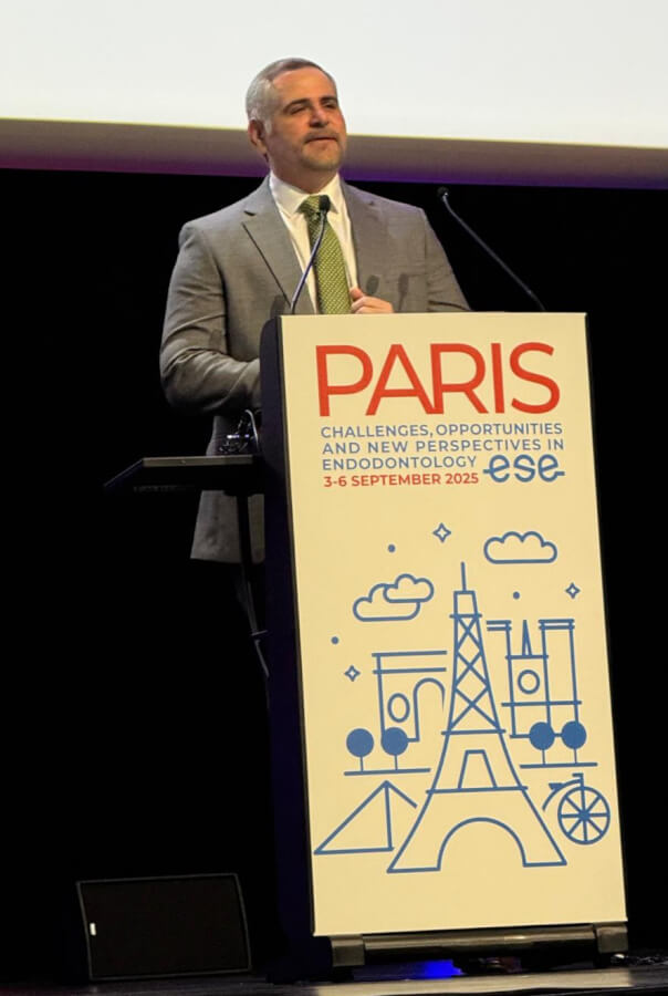 Anibal Diogenes speaks at an international conference.